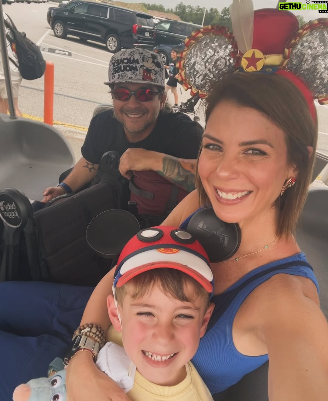 Wanda D'Isidoro - 2.2K Likes - Ayer fue un día mágico en Magic Kingdom! 🎠✨ ¡Estos momentos en familia son los que realmente cuentan! 💖 #MagiaEnFamilia #DisneyMemories #aventuras #disney #wave