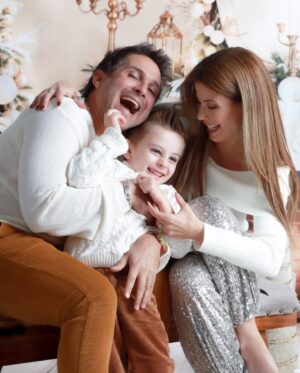 Wanda D'Isidoro Instagram - Que cada risa, cada abrazo y cada canción compartida nos acerque más a lo que realmente importa. ¡Feliz Navidad a todos!
Que la luz del Niño Jesús ilumine nuestros corazones hoy y siempre.
#Navidad #NacimientoDelNiñoJesús #Familia
#TradicionesNavideñas #AmorYFe #wave … 📸: @vialibrephotography
