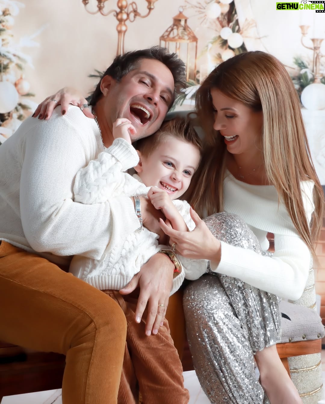 Wanda D'Isidoro - 36.9K Likes - Que cada risa, cada abrazo y cada canción compartida nos acerque más a lo que realmente importa. ¡Feliz Navidad a todos!
Que la luz del Niño Jesús ilumine nuestros corazones hoy y siempre.
#Navidad #NacimientoDelNiñoJesús #Familia
#TradicionesNavideñas #AmorYFe #wave … 📸: @vialibrephotography