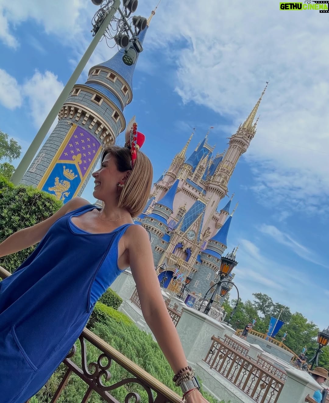 Wanda D'Isidoro - 2.2K Likes - Ayer fue un día mágico en Magic Kingdom! 🎠✨ ¡Estos momentos en familia son los que realmente cuentan! 💖 #MagiaEnFamilia #DisneyMemories #aventuras #disney #wave