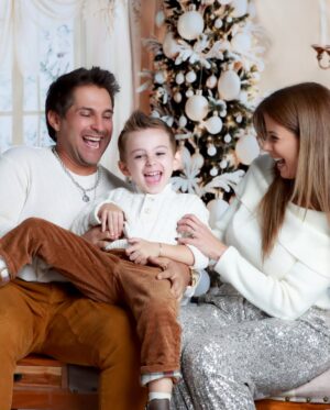 Wanda D'Isidoro Instagram - Que cada risa, cada abrazo y cada canción compartida nos acerque más a lo que realmente importa. ¡Feliz Navidad a todos!
Que la luz del Niño Jesús ilumine nuestros corazones hoy y siempre.
#Navidad #NacimientoDelNiñoJesús #Familia
#TradicionesNavideñas #AmorYFe #wave … 📸: @vialibrephotography