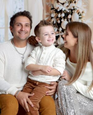 Wanda D'Isidoro Instagram - Que cada risa, cada abrazo y cada canción compartida nos acerque más a lo que realmente importa. ¡Feliz Navidad a todos!
Que la luz del Niño Jesús ilumine nuestros corazones hoy y siempre.
#Navidad #NacimientoDelNiñoJesús #Familia
#TradicionesNavideñas #AmorYFe #wave … 📸: @vialibrephotography