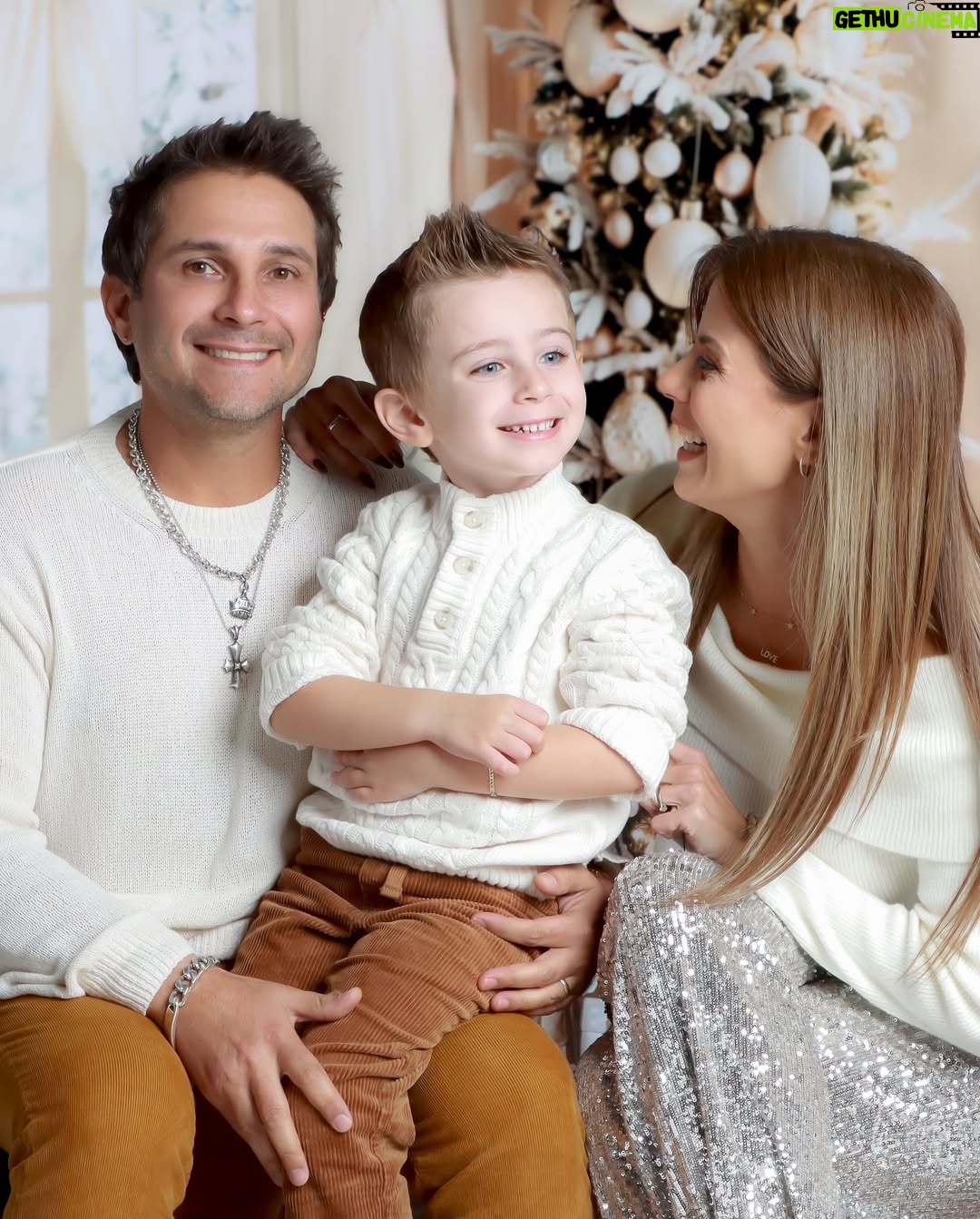 Wanda D'Isidoro - 36.9K Likes - Que cada risa, cada abrazo y cada canción compartida nos acerque más a lo que realmente importa. ¡Feliz Navidad a todos!
Que la luz del Niño Jesús ilumine nuestros corazones hoy y siempre.
#Navidad #NacimientoDelNiñoJesús #Familia
#TradicionesNavideñas #AmorYFe #wave … 📸: @vialibrephotography