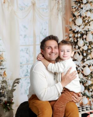 Wanda D'Isidoro Instagram - Que cada risa, cada abrazo y cada canción compartida nos acerque más a lo que realmente importa. ¡Feliz Navidad a todos!
Que la luz del Niño Jesús ilumine nuestros corazones hoy y siempre.
#Navidad #NacimientoDelNiñoJesús #Familia
#TradicionesNavideñas #AmorYFe #wave … 📸: @vialibrephotography