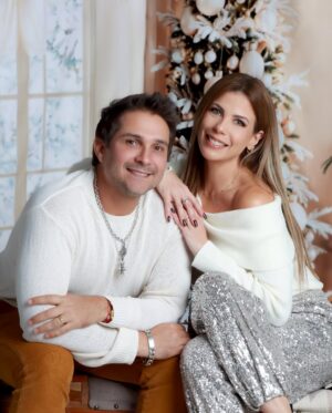 Wanda D'Isidoro Instagram - Que cada risa, cada abrazo y cada canción compartida nos acerque más a lo que realmente importa. ¡Feliz Navidad a todos!
Que la luz del Niño Jesús ilumine nuestros corazones hoy y siempre.
#Navidad #NacimientoDelNiñoJesús #Familia
#TradicionesNavideñas #AmorYFe #wave … 📸: @vialibrephotography