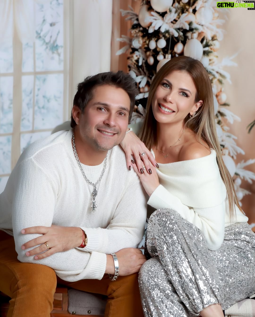 Wanda D'Isidoro - 36.9K Likes - Que cada risa, cada abrazo y cada canción compartida nos acerque más a lo que realmente importa. ¡Feliz Navidad a todos!
Que la luz del Niño Jesús ilumine nuestros corazones hoy y siempre.
#Navidad #NacimientoDelNiñoJesús #Familia
#TradicionesNavideñas #AmorYFe #wave … 📸: @vialibrephotography