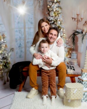 Wanda D'Isidoro Instagram - Que cada risa, cada abrazo y cada canción compartida nos acerque más a lo que realmente importa. ¡Feliz Navidad a todos!
Que la luz del Niño Jesús ilumine nuestros corazones hoy y siempre.
#Navidad #NacimientoDelNiñoJesús #Familia
#TradicionesNavideñas #AmorYFe #wave … 📸: @vialibrephotography