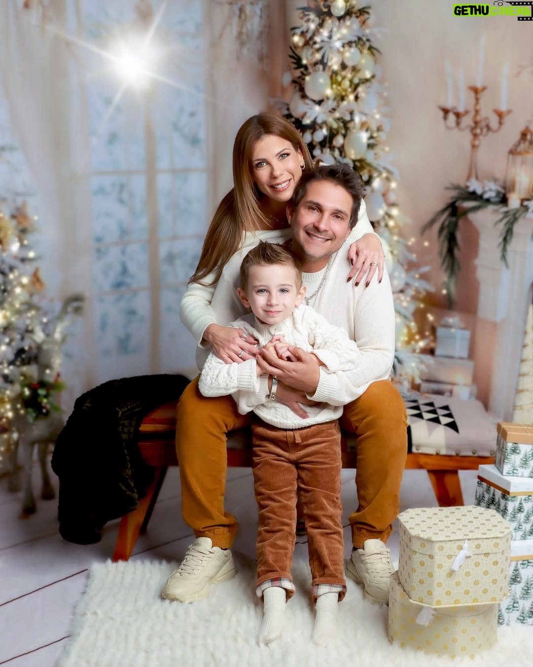 Wanda D'Isidoro - 36.9K Likes - Que cada risa, cada abrazo y cada canción compartida nos acerque más a lo que realmente importa. ¡Feliz Navidad a todos!
Que la luz del Niño Jesús ilumine nuestros corazones hoy y siempre.
#Navidad #NacimientoDelNiñoJesús #Familia
#TradicionesNavideñas #AmorYFe #wave … 📸: @vialibrephotography