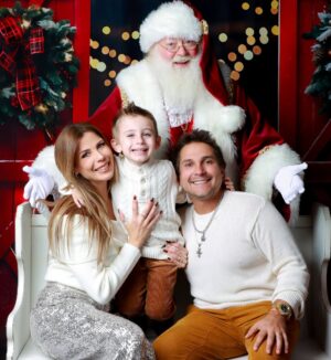 Wanda D'Isidoro Instagram - Risas, abrazos y un toque de magia navideña 🎅✨ ¡Capturando momentos que se convierten en recuerdos familiares! ❤️ ¡La verdadera alegría de la temporada está en los momentos compartidos!🕯️🙌🏼 ¿Cuál es tu deseo esta Navidad?🎄… 📸: @vialibrephotography … #Navidad #Familia #MomentosMágicos #wave #navidad2024