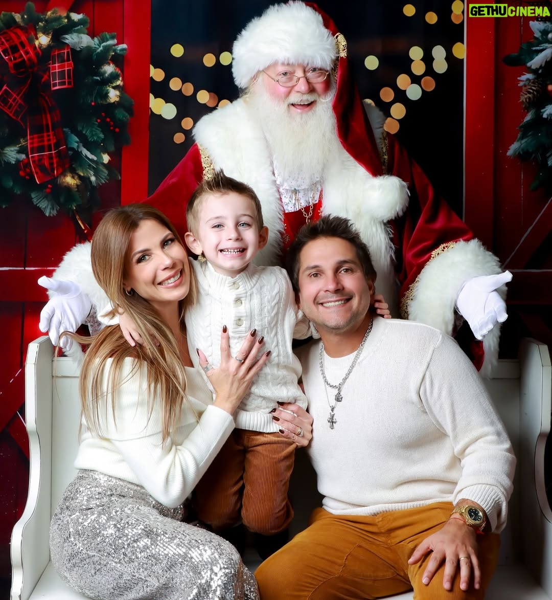 Wanda D'Isidoro - 5.5K Likes - Risas, abrazos y un toque de magia navideña 🎅✨ ¡Capturando momentos que se convierten en recuerdos familiares! ❤️ ¡La verdadera alegría de la temporada está en los momentos compartidos!🕯️🙌🏼 ¿Cuál es tu deseo esta Navidad?🎄… 📸: @vialibrephotography … #Navidad #Familia #MomentosMágicos #wave #navidad2024