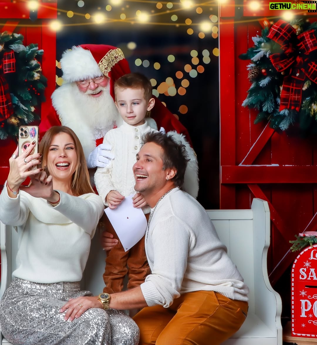 Wanda D'Isidoro - 5.5K Likes - Risas, abrazos y un toque de magia navideña 🎅✨ ¡Capturando momentos que se convierten en recuerdos familiares! ❤️ ¡La verdadera alegría de la temporada está en los momentos compartidos!🕯️🙌🏼 ¿Cuál es tu deseo esta Navidad?🎄… 📸: @vialibrephotography … #Navidad #Familia #MomentosMágicos #wave #navidad2024