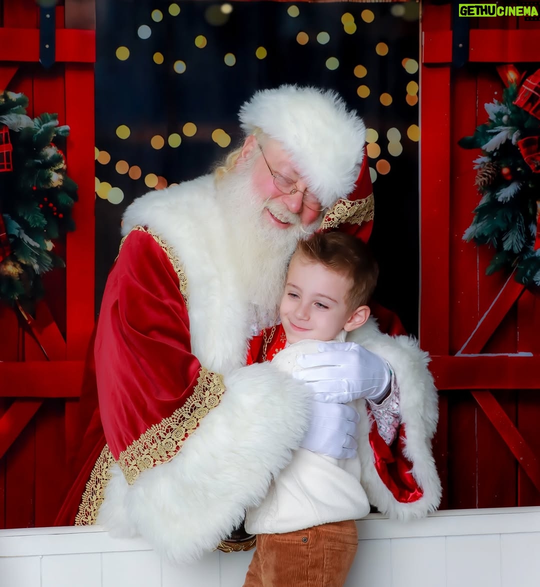 Wanda D'Isidoro - 5.5K Likes - Risas, abrazos y un toque de magia navideña 🎅✨ ¡Capturando momentos que se convierten en recuerdos familiares! ❤️ ¡La verdadera alegría de la temporada está en los momentos compartidos!🕯️🙌🏼 ¿Cuál es tu deseo esta Navidad?🎄… 📸: @vialibrephotography … #Navidad #Familia #MomentosMágicos #wave #navidad2024