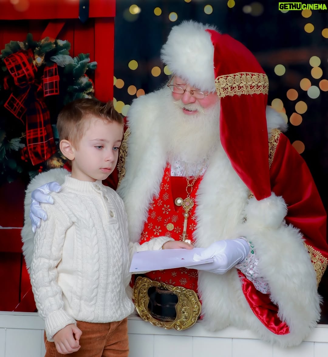 Wanda D'Isidoro - 5.5K Likes - Risas, abrazos y un toque de magia navideña 🎅✨ ¡Capturando momentos que se convierten en recuerdos familiares! ❤️ ¡La verdadera alegría de la temporada está en los momentos compartidos!🕯️🙌🏼 ¿Cuál es tu deseo esta Navidad?🎄… 📸: @vialibrephotography … #Navidad #Familia #MomentosMágicos #wave #navidad2024