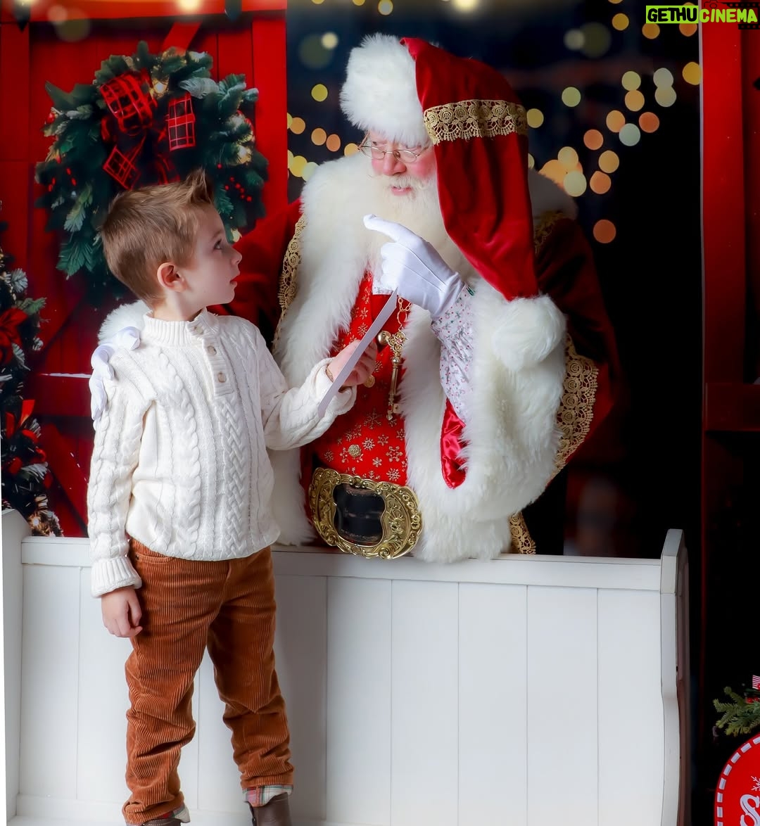 Wanda D'Isidoro - 5.5K Likes - Risas, abrazos y un toque de magia navideña 🎅✨ ¡Capturando momentos que se convierten en recuerdos familiares! ❤️ ¡La verdadera alegría de la temporada está en los momentos compartidos!🕯️🙌🏼 ¿Cuál es tu deseo esta Navidad?🎄… 📸: @vialibrephotography … #Navidad #Familia #MomentosMágicos #wave #navidad2024