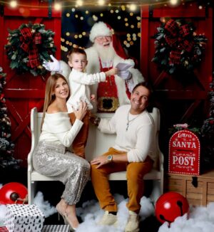 Wanda D'Isidoro Instagram - Risas, abrazos y un toque de magia navideña 🎅✨ ¡Capturando momentos que se convierten en recuerdos familiares! ❤️ ¡La verdadera alegría de la temporada está en los momentos compartidos!🕯️🙌🏼 ¿Cuál es tu deseo esta Navidad?🎄… 📸: @vialibrephotography … #Navidad #Familia #MomentosMágicos #wave #navidad2024