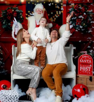 Wanda D'Isidoro Instagram - Risas, abrazos y un toque de magia navideña 🎅✨ ¡Capturando momentos que se convierten en recuerdos familiares! ❤️ ¡La verdadera alegría de la temporada está en los momentos compartidos!🕯️🙌🏼 ¿Cuál es tu deseo esta Navidad?🎄… 📸: @vialibrephotography … #Navidad #Familia #MomentosMágicos #wave #navidad2024