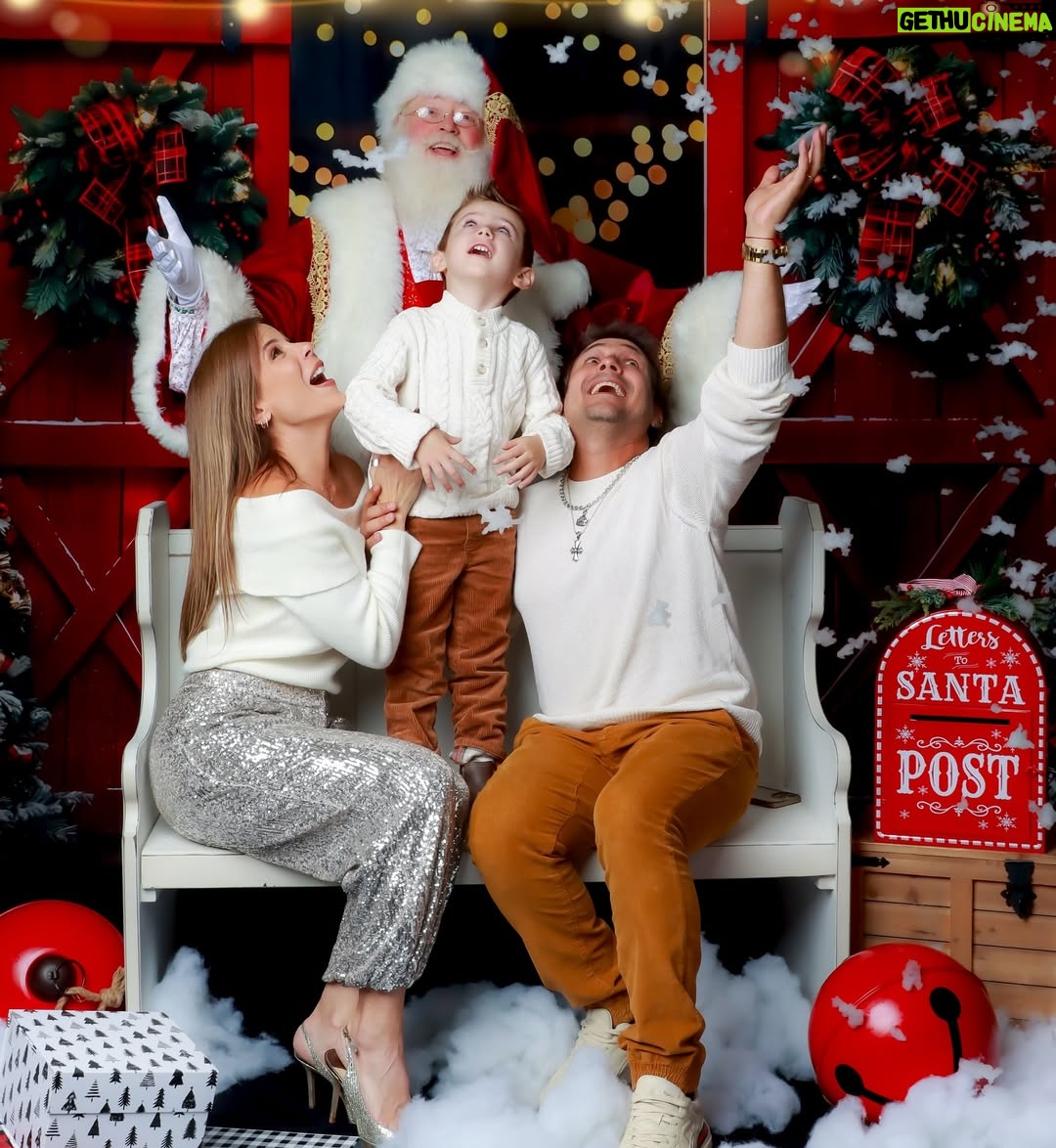 Wanda D'Isidoro - 5.5K Likes - Risas, abrazos y un toque de magia navideña 🎅✨ ¡Capturando momentos que se convierten en recuerdos familiares! ❤️ ¡La verdadera alegría de la temporada está en los momentos compartidos!🕯️🙌🏼 ¿Cuál es tu deseo esta Navidad?🎄… 📸: @vialibrephotography … #Navidad #Familia #MomentosMágicos #wave #navidad2024