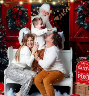 Wanda D'Isidoro Instagram - Risas, abrazos y un toque de magia navideña 🎅✨ ¡Capturando momentos que se convierten en recuerdos familiares! ❤️ ¡La verdadera alegría de la temporada está en los momentos compartidos!🕯️🙌🏼 ¿Cuál es tu deseo esta Navidad?🎄… 📸: @vialibrephotography … #Navidad #Familia #MomentosMágicos #wave #navidad2024