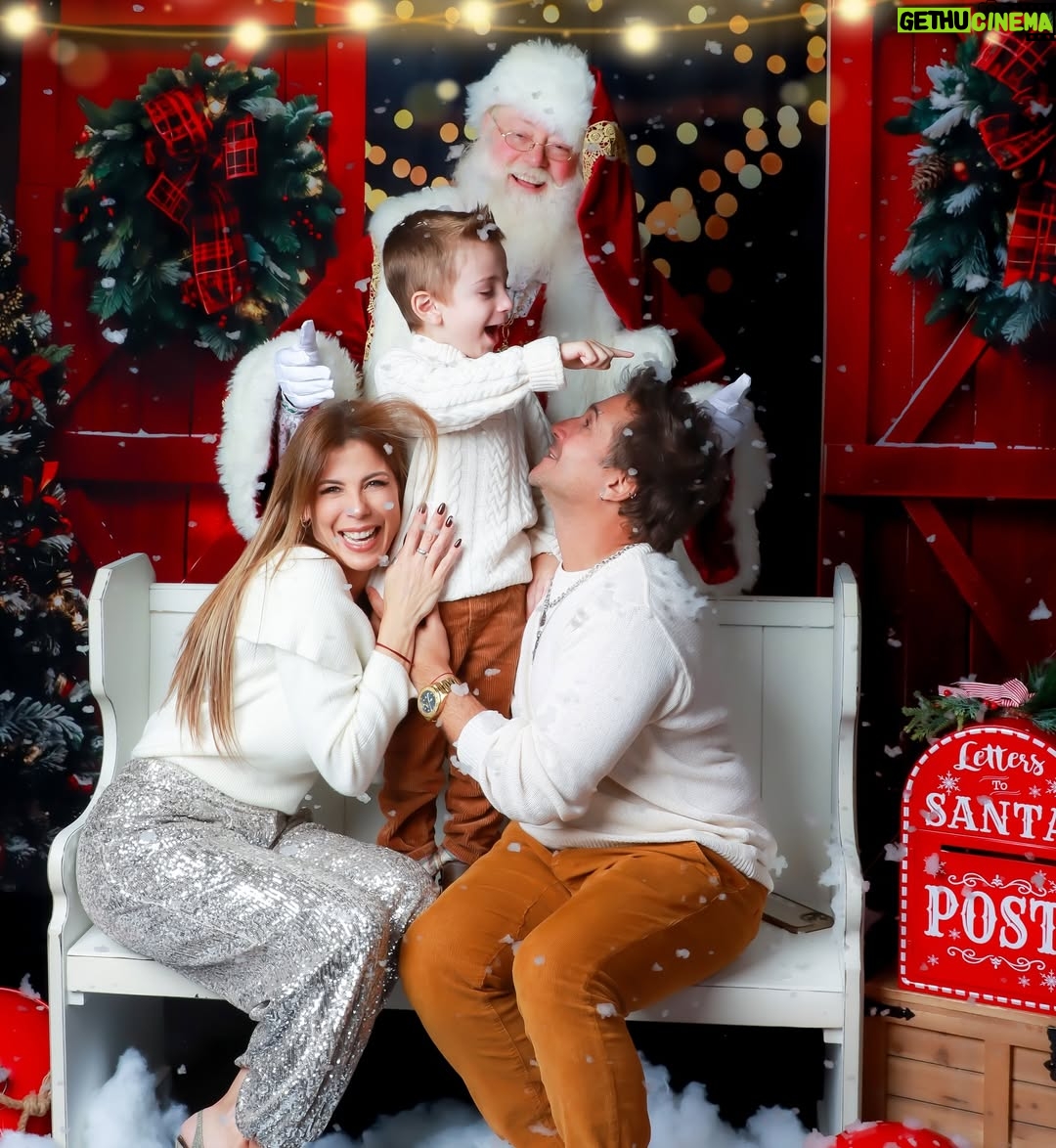 Wanda D'Isidoro - 5.5K Likes - Risas, abrazos y un toque de magia navideña 🎅✨ ¡Capturando momentos que se convierten en recuerdos familiares! ❤️ ¡La verdadera alegría de la temporada está en los momentos compartidos!🕯️🙌🏼 ¿Cuál es tu deseo esta Navidad?🎄… 📸: @vialibrephotography … #Navidad #Familia #MomentosMágicos #wave #navidad2024