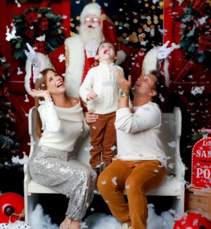 Wanda D'Isidoro Instagram - Risas, abrazos y un toque de magia navideña 🎅✨ ¡Capturando momentos que se convierten en recuerdos familiares! ❤️ ¡La verdadera alegría de la temporada está en los momentos compartidos!🕯️🙌🏼 ¿Cuál es tu deseo esta Navidad?🎄… 📸: @vialibrephotography … #Navidad #Familia #MomentosMágicos #wave #navidad2024