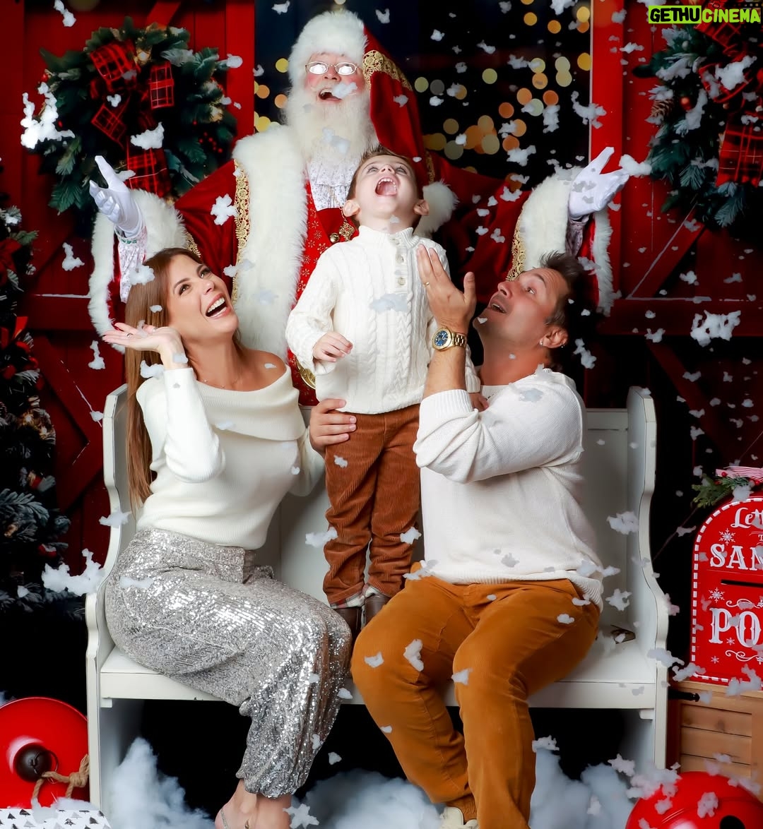 Wanda D'Isidoro - 5.5K Likes - Risas, abrazos y un toque de magia navideña 🎅✨ ¡Capturando momentos que se convierten en recuerdos familiares! ❤️ ¡La verdadera alegría de la temporada está en los momentos compartidos!🕯️🙌🏼 ¿Cuál es tu deseo esta Navidad?🎄… 📸: @vialibrephotography … #Navidad #Familia #MomentosMágicos #wave #navidad2024