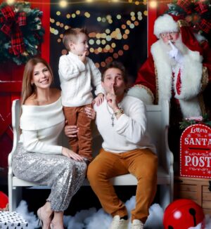 Wanda D'Isidoro Instagram - Risas, abrazos y un toque de magia navideña 🎅✨ ¡Capturando momentos que se convierten en recuerdos familiares! ❤️ ¡La verdadera alegría de la temporada está en los momentos compartidos!🕯️🙌🏼 ¿Cuál es tu deseo esta Navidad?🎄… 📸: @vialibrephotography … #Navidad #Familia #MomentosMágicos #wave #navidad2024