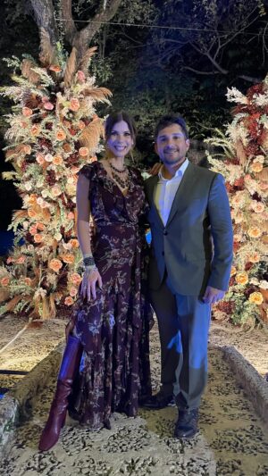 Wanda D'Isidoro Instagram - ✨💖 ¡Qué día tan mágico! Dijimos presente en una celebración llena de amor entre Melany @millemelany y Miguel @nacho . 🌟 Fue una noche maravillosa, repleta de risas y momentos inolvidables…Tuvimos la fortuna de ser testigos de esta hermosa unión, donde la felicidad brilló en cada rincón. Por cierto, @andreavalentinozd se lo gozó al máximo, disfrutando con @fairytaleevents.official cada instante junto a los chiquitines. 🎉👶 ¡Gracias por permitirnos ser parte de este evento tan especial! 💍🥳 #Amor #BodaMágica #MomentosInolvidables #CelebrandoLaUnión #wave