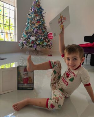 Wanda D'Isidoro Instagram - 🌟🎄 ¡La magia de la Navidad ha comenzado en casa! 🎄🌟

Ayer , le dimos una cálida bienvenida al Elf Chipi, nuestro nuevo amigo mágico. ✨ @Andreavalentinozd no puede contener su felicidad y está emocionado de compartir esta temporada tan especial con él. Cada día será una nueva aventura llena de sorpresas y alegría. 

¡Que comience la cuenta regresiva para la Navidad! 🎅❤️ 

#ElfChipi #Bienvenida #Navidad #MagiaNavideña #Alegría #MomentosEspeciales #family #wave