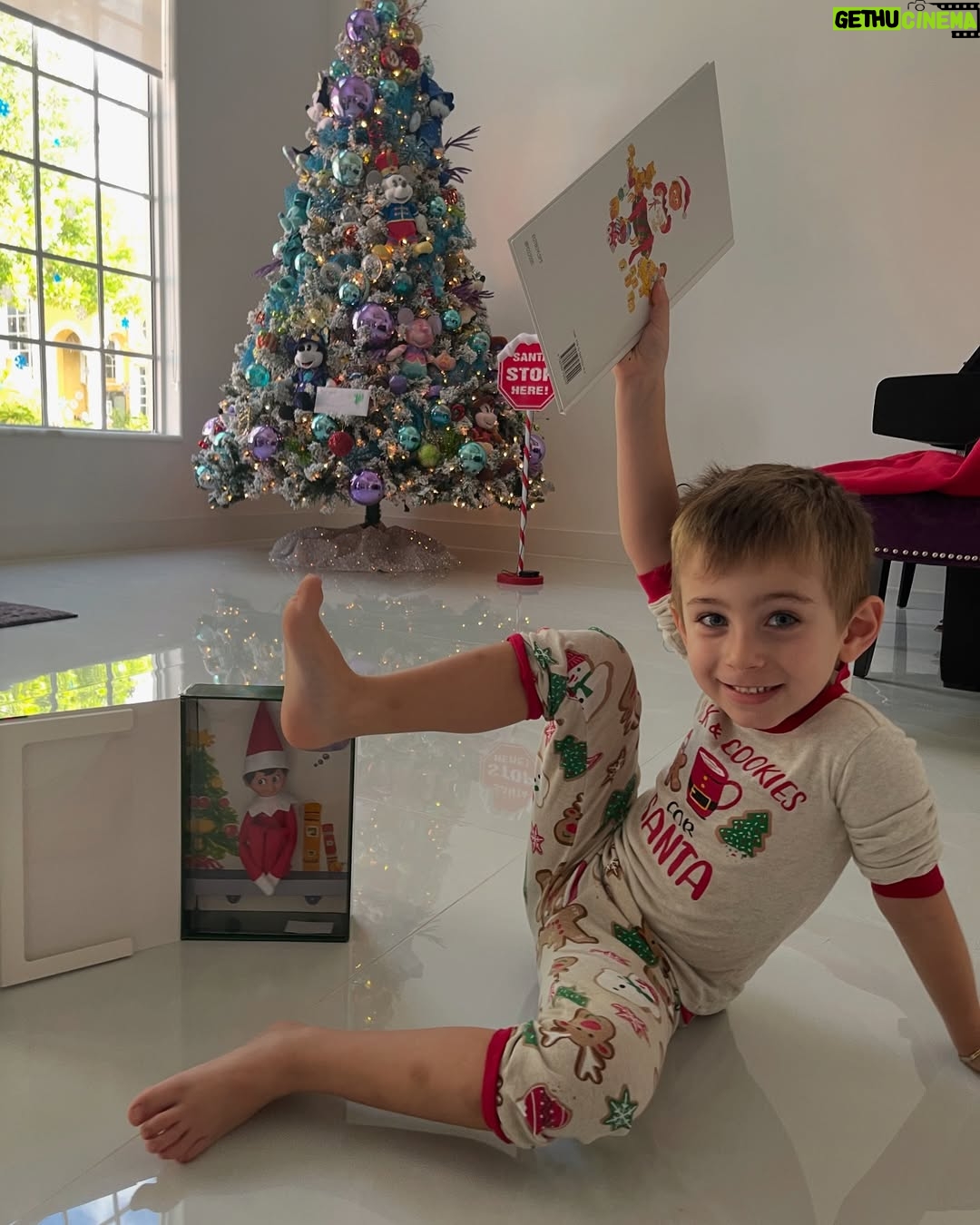 Wanda D'Isidoro - 2.3K Likes - 🌟🎄 ¡La magia de la Navidad ha comenzado en casa! 🎄🌟

Ayer , le dimos una cálida bienvenida al Elf Chipi, nuestro nuevo amigo mágico. ✨ @Andreavalentinozd no puede contener su felicidad y está emocionado de compartir esta temporada tan especial con él. Cada día será una nueva aventura llena de sorpresas y alegría. 

¡Que comience la cuenta regresiva para la Navidad! 🎅❤️ 

#ElfChipi #Bienvenida #Navidad #MagiaNavideña #Alegría #MomentosEspeciales #family #wave