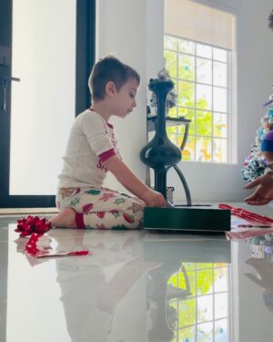 Wanda D'Isidoro Instagram - 🌟🎄 ¡La magia de la Navidad ha comenzado en casa! 🎄🌟

Ayer , le dimos una cálida bienvenida al Elf Chipi, nuestro nuevo amigo mágico. ✨ @Andreavalentinozd no puede contener su felicidad y está emocionado de compartir esta temporada tan especial con él. Cada día será una nueva aventura llena de sorpresas y alegría. 

¡Que comience la cuenta regresiva para la Navidad! 🎅❤️ 

#ElfChipi #Bienvenida #Navidad #MagiaNavideña #Alegría #MomentosEspeciales #family #wave