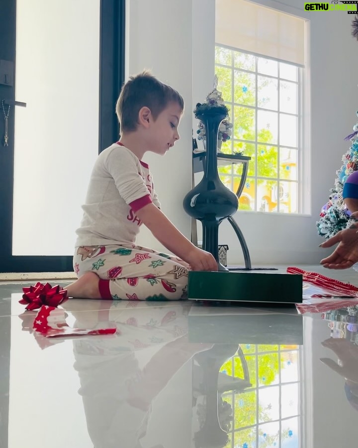 Wanda D'Isidoro - 2.3K Likes - 🌟🎄 ¡La magia de la Navidad ha comenzado en casa! 🎄🌟

Ayer , le dimos una cálida bienvenida al Elf Chipi, nuestro nuevo amigo mágico. ✨ @Andreavalentinozd no puede contener su felicidad y está emocionado de compartir esta temporada tan especial con él. Cada día será una nueva aventura llena de sorpresas y alegría. 

¡Que comience la cuenta regresiva para la Navidad! 🎅❤️ 

#ElfChipi #Bienvenida #Navidad #MagiaNavideña #Alegría #MomentosEspeciales #family #wave