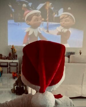 Wanda D'Isidoro Instagram - 🌟🎄 ¡La magia de la Navidad ha comenzado en casa! 🎄🌟

Ayer , le dimos una cálida bienvenida al Elf Chipi, nuestro nuevo amigo mágico. ✨ @Andreavalentinozd no puede contener su felicidad y está emocionado de compartir esta temporada tan especial con él. Cada día será una nueva aventura llena de sorpresas y alegría. 

¡Que comience la cuenta regresiva para la Navidad! 🎅❤️ 

#ElfChipi #Bienvenida #Navidad #MagiaNavideña #Alegría #MomentosEspeciales #family #wave