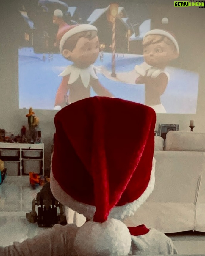 Wanda D'Isidoro - 2.3K Likes - 🌟🎄 ¡La magia de la Navidad ha comenzado en casa! 🎄🌟

Ayer , le dimos una cálida bienvenida al Elf Chipi, nuestro nuevo amigo mágico. ✨ @Andreavalentinozd no puede contener su felicidad y está emocionado de compartir esta temporada tan especial con él. Cada día será una nueva aventura llena de sorpresas y alegría. 

¡Que comience la cuenta regresiva para la Navidad! 🎅❤️ 

#ElfChipi #Bienvenida #Navidad #MagiaNavideña #Alegría #MomentosEspeciales #family #wave