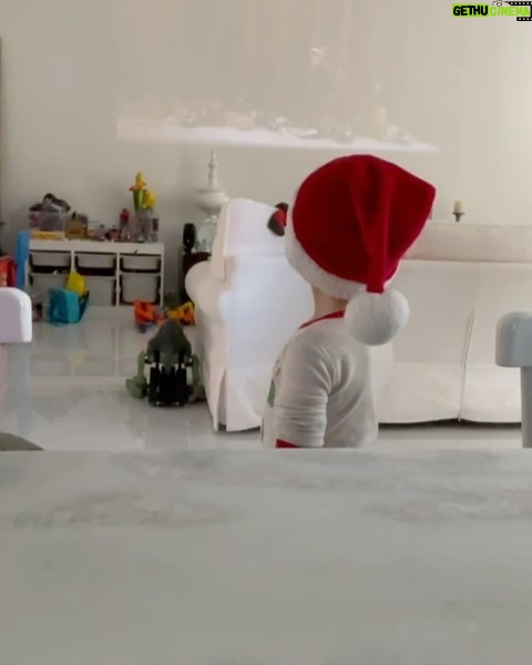 Wanda D'Isidoro - 2.3K Likes - 🌟🎄 ¡La magia de la Navidad ha comenzado en casa! 🎄🌟

Ayer , le dimos una cálida bienvenida al Elf Chipi, nuestro nuevo amigo mágico. ✨ @Andreavalentinozd no puede contener su felicidad y está emocionado de compartir esta temporada tan especial con él. Cada día será una nueva aventura llena de sorpresas y alegría. 

¡Que comience la cuenta regresiva para la Navidad! 🎅❤️ 

#ElfChipi #Bienvenida #Navidad #MagiaNavideña #Alegría #MomentosEspeciales #family #wave