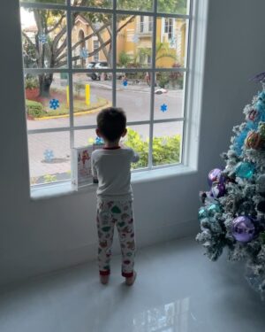 Wanda D'Isidoro Instagram - 🌟🎄 ¡La magia de la Navidad ha comenzado en casa! 🎄🌟

Ayer , le dimos una cálida bienvenida al Elf Chipi, nuestro nuevo amigo mágico. ✨ @Andreavalentinozd no puede contener su felicidad y está emocionado de compartir esta temporada tan especial con él. Cada día será una nueva aventura llena de sorpresas y alegría. 

¡Que comience la cuenta regresiva para la Navidad! 🎅❤️ 

#ElfChipi #Bienvenida #Navidad #MagiaNavideña #Alegría #MomentosEspeciales #family #wave