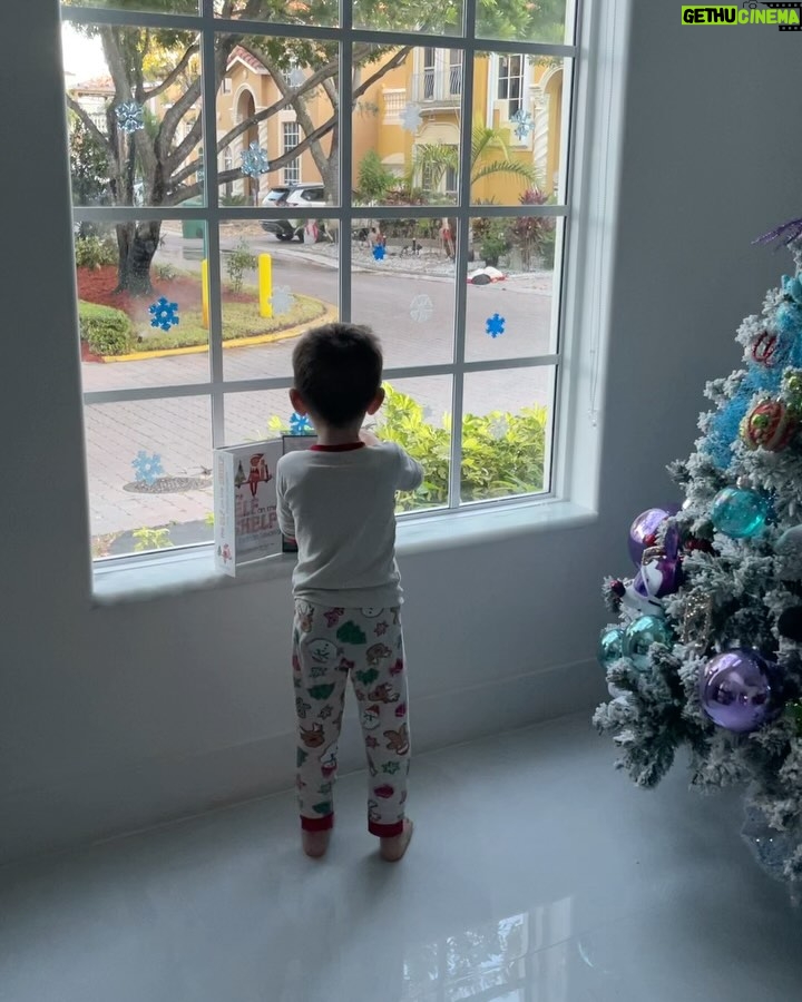 Wanda D'Isidoro - 2.3K Likes - 🌟🎄 ¡La magia de la Navidad ha comenzado en casa! 🎄🌟

Ayer , le dimos una cálida bienvenida al Elf Chipi, nuestro nuevo amigo mágico. ✨ @Andreavalentinozd no puede contener su felicidad y está emocionado de compartir esta temporada tan especial con él. Cada día será una nueva aventura llena de sorpresas y alegría. 

¡Que comience la cuenta regresiva para la Navidad! 🎅❤️ 

#ElfChipi #Bienvenida #Navidad #MagiaNavideña #Alegría #MomentosEspeciales #family #wave