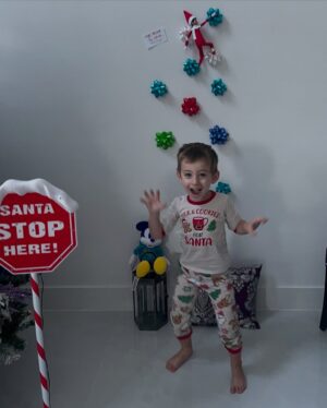 Wanda D'Isidoro Instagram - 🌟🎄 ¡La magia de la Navidad ha comenzado en casa! 🎄🌟

Ayer , le dimos una cálida bienvenida al Elf Chipi, nuestro nuevo amigo mágico. ✨ @Andreavalentinozd no puede contener su felicidad y está emocionado de compartir esta temporada tan especial con él. Cada día será una nueva aventura llena de sorpresas y alegría. 

¡Que comience la cuenta regresiva para la Navidad! 🎅❤️ 

#ElfChipi #Bienvenida #Navidad #MagiaNavideña #Alegría #MomentosEspeciales #family #wave