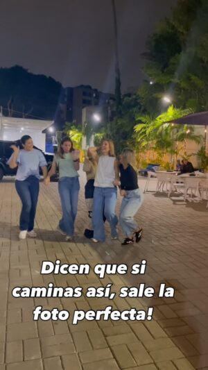 Wanda D'Isidoro Instagram - Sígannos para más consejos si quieren tener la foto perfecta con sus amigas ♥️🤣

Así capturamos siempre nuestros mejores momentos porque cuando estamos juntas siempre es mágico 

@wandadisidoro 
@jenn_disidoro 
@rebecominmengod