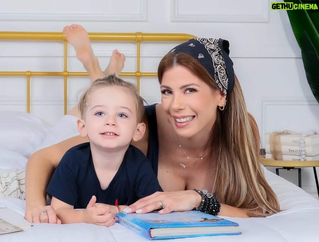 Wanda D'Isidoro - 3.8K Likes - Feliz Día de las Madres!

A todas esas mujeres que pueden con todo: desde encontrar cosas que “no están” hasta dar abrazos que curan cualquier tormenta. Somos choferes, doctoras, psicólogas, chefs, maestras y superhéroes, todo en uno (¡y sin días libres!).

Ser mamá no es fácil, pero lo hacemos ver como si fuera magia. Que hoy nos consientan como nos lo merecemos … o al menos que no tengamos que lavar ni un plato.😜

Con cariño, admiración y muchas risas 🥰

 FELIZ DIA , MAMÁS! 💐