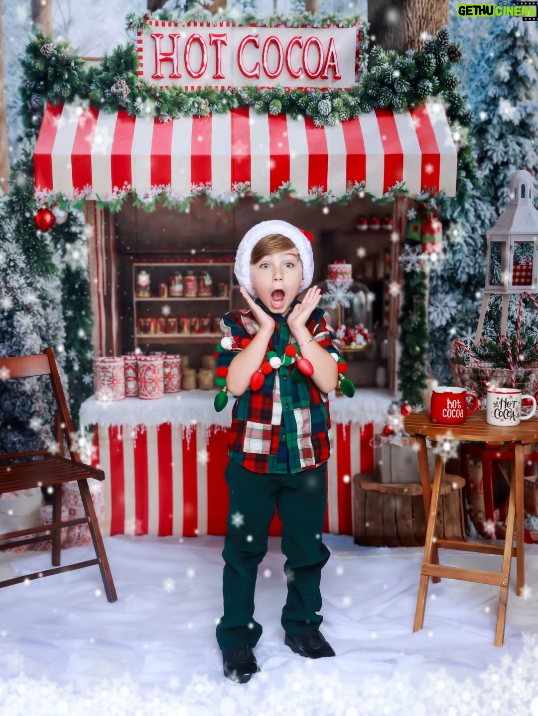 Wanda D'Isidoro - 8.7K Likes - Hoy no celebro solo la Navidad… celebro mi familia.
Celebro los abrazos que sanan, las risas que no se ensayan y el amor que se construye todos los días, incluso cuando nadie está mirando.

Una foto soy yo, recordándome.
Otra, mi hijo, mi mayor milagro.
Y juntos… eligiéndonos, somos hogar, somos equipo, somos todo.

Que esta Nochebuena nos encuentre agradecidos, presentes y con el corazón lleno de luz.
Feliz Navidad 🎄✨
Que nunca nos falte amor… lo demás se resuelve.