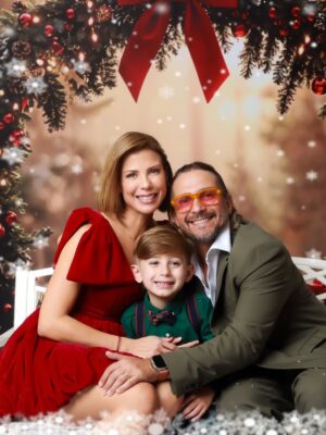 Wanda D'Isidoro Instagram - Hoy no celebro solo la Navidad… celebro mi familia.
Celebro los abrazos que sanan, las risas que no se ensayan y el amor que se construye todos los días, incluso cuando nadie está mirando.

Una foto soy yo, recordándome.
Otra, mi hijo, mi mayor milagro.
Y juntos… eligiéndonos, somos hogar, somos equipo, somos todo.

Que esta Nochebuena nos encuentre agradecidos, presentes y con el corazón lleno de luz.
Feliz Navidad 🎄✨
Que nunca nos falte amor… lo demás se resuelve.