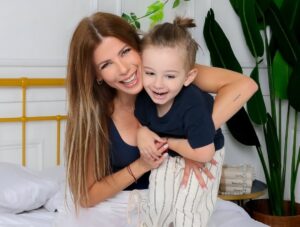 Wanda D'Isidoro Instagram - Feliz Día de las Madres!

A todas esas mujeres que pueden con todo: desde encontrar cosas que “no están” hasta dar abrazos que curan cualquier tormenta. Somos choferes, doctoras, psicólogas, chefs, maestras y superhéroes, todo en uno (¡y sin días libres!).

Ser mamá no es fácil, pero lo hacemos ver como si fuera magia. Que hoy nos consientan como nos lo merecemos … o al menos que no tengamos que lavar ni un plato.😜

Con cariño, admiración y muchas risas 🥰

 FELIZ DIA , MAMÁS! 💐