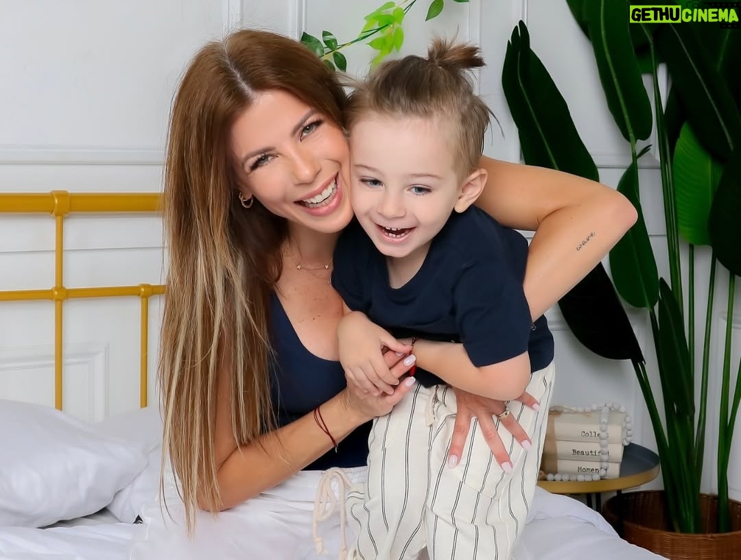 Wanda D'Isidoro - 3.8K Likes - Feliz Día de las Madres!

A todas esas mujeres que pueden con todo: desde encontrar cosas que “no están” hasta dar abrazos que curan cualquier tormenta. Somos choferes, doctoras, psicólogas, chefs, maestras y superhéroes, todo en uno (¡y sin días libres!).

Ser mamá no es fácil, pero lo hacemos ver como si fuera magia. Que hoy nos consientan como nos lo merecemos … o al menos que no tengamos que lavar ni un plato.😜

Con cariño, admiración y muchas risas 🥰

 FELIZ DIA , MAMÁS! 💐