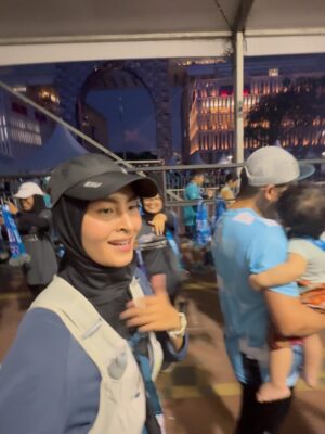 Wany Hasrita Instagram - Did my first Half Marathon debut today at TWINCITY 2026. Alhamdulillah, never thought I could go this far (read: deadly serious) when I started my running journey back in June 2025. Now dah ada 21KM Finisher T-shirt. š„²
.
On another note, okaylahāI take back my words about sorang-sorang pun boleh lari. Yes boleh je & before this, sistur memang lone ranger je lari. But it is fun and helpful rupanya when you have friends to run with. I made some today. Thanks to @miaazahar .
Dan lagi-lagi KM yang panjanggg macam ni, kalau sorang-sorang tadi memang mau saya tidur je tepi highway tu. š¤£
Thanks to Shaz & geng for being my pacers sampai hujung. Also, special thanks to this lady Syira at the last KM3āthe one who kept pushing:
āSikit lagi Wanyyyyy, kat depan dah tuuuu!ā
āBoleh sub 3 niiiii!ā
Kaki saya redha dah kena belasah pace 6 hujung-hujung tu. But I did itāterlebih 1 second la tapi. 𤧠Thank you jgk kat kak @zeileenyusnita & abg @far8omardin utk kasut debut HM saya.
.
Apa-apa pun syukur & alhamdulillah for today. Allah pinjamkan tenaga utk habiskan this race. Thank you @aladibfahmi bg izin joinn this event, sabajap kay sy otw balik pulang ke pangkuanmu & @aishahaliman_ . Sekian, permulaan tahun 2026 yang manis utk saya. āØš