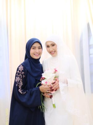Wany Hasrita Instagram - Puan @__nisaanisa__ now! Congratulations Nisa & Husband! š Selamat berbahagia sampai syurga. Terima kasihhh sudii teman aku since 2010. Kesana kemari, dari teman ku p kubur sampai ke Santorini. Hujung2 ikut suami masing-masing kita, sorang ke Terengganu sorang ke Kuching. Selamat ber explore kehidupan berumah tangga kay. Pape roger. š