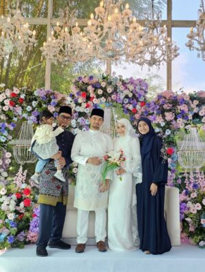 Wany Hasrita Instagram - Puan @__nisaanisa__ now! Congratulations Nisa & Husband! š Selamat berbahagia sampai syurga. Terima kasihhh sudii teman aku since 2010. Kesana kemari, dari teman ku p kubur sampai ke Santorini. Hujung2 ikut suami masing-masing kita, sorang ke Terengganu sorang ke Kuching. Selamat ber explore kehidupan berumah tangga kay. Pape roger. š