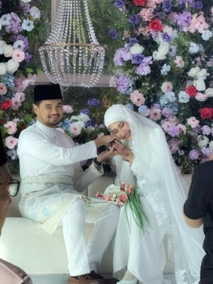 Wany Hasrita Instagram - Puan @__nisaanisa__ now! Congratulations Nisa & Husband! š Selamat berbahagia sampai syurga. Terima kasihhh sudii teman aku since 2010. Kesana kemari, dari teman ku p kubur sampai ke Santorini. Hujung2 ikut suami masing-masing kita, sorang ke Terengganu sorang ke Kuching. Selamat ber explore kehidupan berumah tangga kay. Pape roger. š