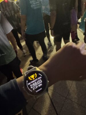 Wany Hasrita Instagram - Did my first Half Marathon debut today at TWINCITY 2026. Alhamdulillah, never thought I could go this far (read: deadly serious) when I started my running journey back in June 2025. Now dah ada 21KM Finisher T-shirt. š„²
.
On another note, okaylahāI take back my words about sorang-sorang pun boleh lari. Yes boleh je & before this, sistur memang lone ranger je lari. But it is fun and helpful rupanya when you have friends to run with. I made some today. Thanks to @miaazahar .
Dan lagi-lagi KM yang panjanggg macam ni, kalau sorang-sorang tadi memang mau saya tidur je tepi highway tu. š¤£
Thanks to Shaz & geng for being my pacers sampai hujung. Also, special thanks to this lady Syira at the last KM3āthe one who kept pushing:
āSikit lagi Wanyyyyy, kat depan dah tuuuu!ā
āBoleh sub 3 niiiii!ā
Kaki saya redha dah kena belasah pace 6 hujung-hujung tu. But I did itāterlebih 1 second la tapi. 𤧠Thank you jgk kat kak @zeileenyusnita & abg @far8omardin utk kasut debut HM saya.
.
Apa-apa pun syukur & alhamdulillah for today. Allah pinjamkan tenaga utk habiskan this race. Thank you @aladibfahmi bg izin joinn this event, sabajap kay sy otw balik pulang ke pangkuanmu & @aishahaliman_ . Sekian, permulaan tahun 2026 yang manis utk saya. āØš