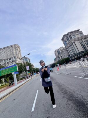 Wany Hasrita Instagram - Did my first Half Marathon debut today at TWINCITY 2026. Alhamdulillah, never thought I could go this far (read: deadly serious) when I started my running journey back in June 2025. Now dah ada 21KM Finisher T-shirt. š„²
.
On another note, okaylahāI take back my words about sorang-sorang pun boleh lari. Yes boleh je & before this, sistur memang lone ranger je lari. But it is fun and helpful rupanya when you have friends to run with. I made some today. Thanks to @miaazahar .
Dan lagi-lagi KM yang panjanggg macam ni, kalau sorang-sorang tadi memang mau saya tidur je tepi highway tu. š¤£
Thanks to Shaz & geng for being my pacers sampai hujung. Also, special thanks to this lady Syira at the last KM3āthe one who kept pushing:
āSikit lagi Wanyyyyy, kat depan dah tuuuu!ā
āBoleh sub 3 niiiii!ā
Kaki saya redha dah kena belasah pace 6 hujung-hujung tu. But I did itāterlebih 1 second la tapi. 𤧠Thank you jgk kat kak @zeileenyusnita & abg @far8omardin utk kasut debut HM saya.
.
Apa-apa pun syukur & alhamdulillah for today. Allah pinjamkan tenaga utk habiskan this race. Thank you @aladibfahmi bg izin joinn this event, sabajap kay sy otw balik pulang ke pangkuanmu & @aishahaliman_ . Sekian, permulaan tahun 2026 yang manis utk saya. āØš