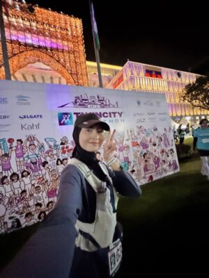 Wany Hasrita Instagram - Did my first Half Marathon debut today at TWINCITY 2026. Alhamdulillah, never thought I could go this far (read: deadly serious) when I started my running journey back in June 2025. Now dah ada 21KM Finisher T-shirt. š„²
.
On another note, okaylahāI take back my words about sorang-sorang pun boleh lari. Yes boleh je & before this, sistur memang lone ranger je lari. But it is fun and helpful rupanya when you have friends to run with. I made some today. Thanks to @miaazahar .
Dan lagi-lagi KM yang panjanggg macam ni, kalau sorang-sorang tadi memang mau saya tidur je tepi highway tu. š¤£
Thanks to Shaz & geng for being my pacers sampai hujung. Also, special thanks to this lady Syira at the last KM3āthe one who kept pushing:
āSikit lagi Wanyyyyy, kat depan dah tuuuu!ā
āBoleh sub 3 niiiii!ā
Kaki saya redha dah kena belasah pace 6 hujung-hujung tu. But I did itāterlebih 1 second la tapi. 𤧠Thank you jgk kat kak @zeileenyusnita & abg @far8omardin utk kasut debut HM saya.
.
Apa-apa pun syukur & alhamdulillah for today. Allah pinjamkan tenaga utk habiskan this race. Thank you @aladibfahmi bg izin joinn this event, sabajap kay sy otw balik pulang ke pangkuanmu & @aishahaliman_ . Sekian, permulaan tahun 2026 yang manis utk saya. āØš